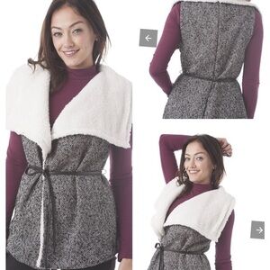 NWT Sleeveless Faux Fur Lining Draped Collar
Belted Tweed Vest Large
